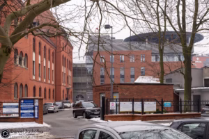 Zabytkowa architektura Centrum Leczenia Oparzeń w Siemianowicach Śląskich zestawiona z nowoczesną infrastrukturą szpitalną.