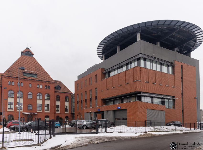 Nowoczesny budynek Centrum Leczenia Oparzeń Siemianowice Śląskie, łączący historyczną architekturę z infrastrukturą medyczną najwyższej klasy.