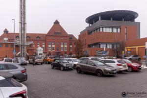 Kompleks Centrum Leczenia Oparzeń w Siemianowicach Śląskich, widok nowoczesnego budynku i zabytkowej części szpitala.