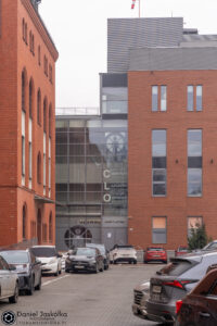 Wejście główne do Centrum Leczenia Oparzeń w Siemianowicach Śląskich, widok nowoczesnego skrzydła połączonego z historyczną zabudową.