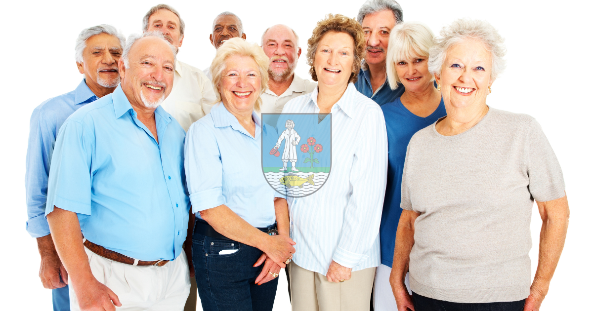 Grupa uśmiechniętych seniorów symbolizująca aktywną społeczność wspierającą działania Rady Seniorów w Siemianowicach Śląskich.