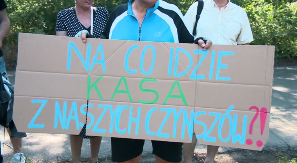 7 szokujących faktów o spółdzielniach mieszkaniowych w Siemianowicach: Jak zatrzymać niewydolność systemu? 5 Mieszkańcy z transparentem krytykującym działania spółdzielni w Siemianowicach i brak reakcji na ich problemy