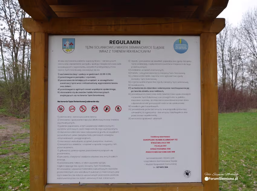 Tablica z regulaminem tężni solankowej w Siemianowicach Śląskich, pokazująca zasady bezpiecznego korzystania.