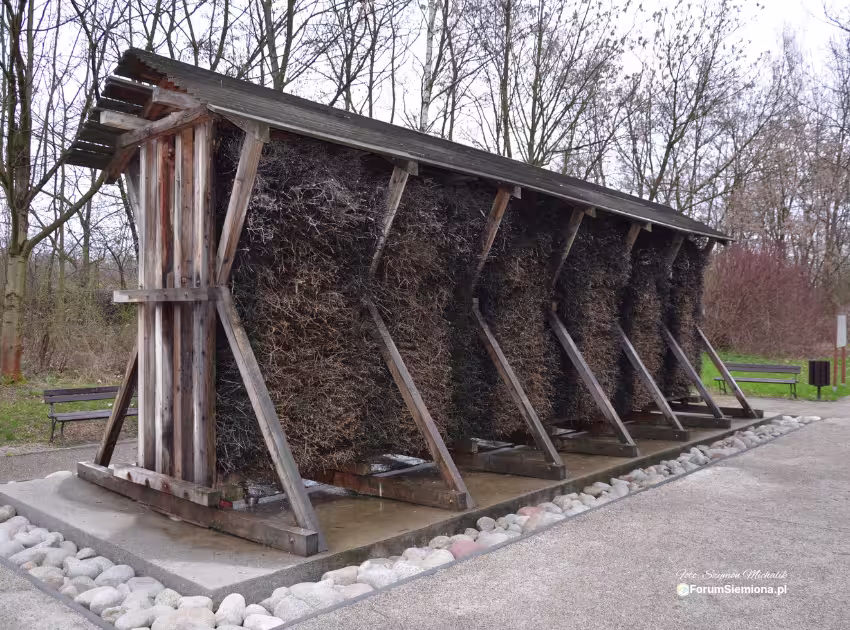 Drewniana tężnia solankowa w Siemianowicach Śląskich, pokazana jako ilustracja artykułu o bezpieczeństwie korzystania.
